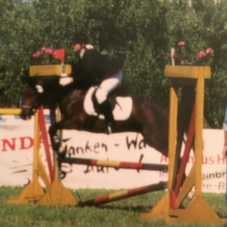Ihre Leidenschaft Pony auf Turnier beim springen