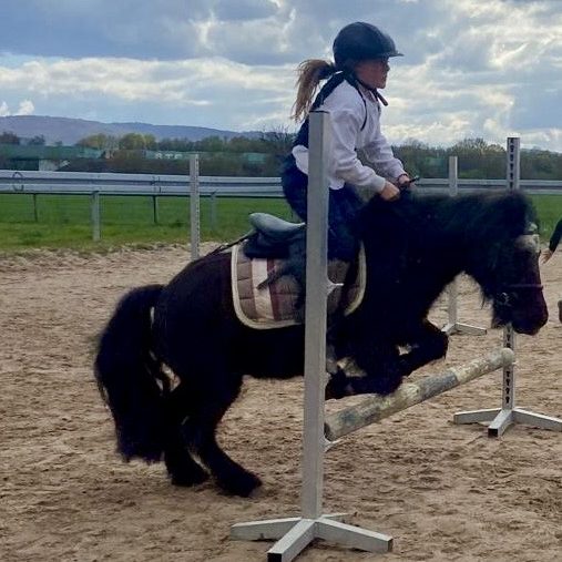 Kind mit Pony beim springen