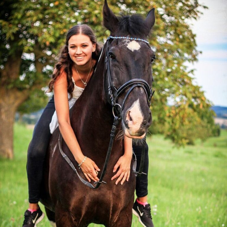 Sherin und Bruno beim Fotoshooting Schecke mit Reiterin ohne Sattel